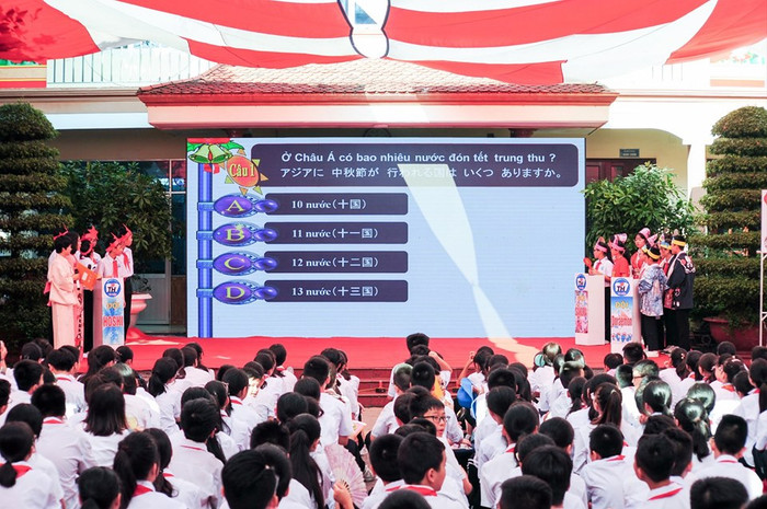 Các đội chơi thi tìm hiểu kiến thức (Ảnh: Lã Tiến) Các đội chơi thi tìm hiểu kiến thức (Ảnh: Lã Tiến)