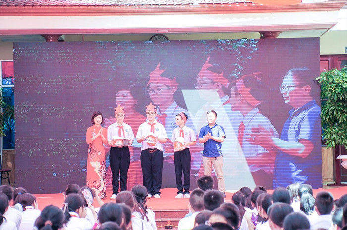 Lãnh đạo nhà trường, đại diện Hội cha mẹ học sinh trao phần thưởng tặng các đội thi (Ảnh: Lã Tiến) Lãnh đạo nhà trường, đại diện Hội cha mẹ học sinh trao phần thưởng tặng các đội thi (Ảnh: Lã Tiến)