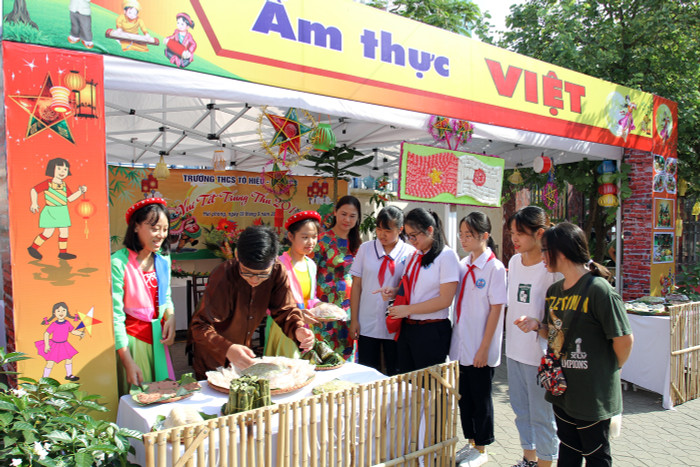 Các đại biểu, học sinh tìm hiểu văn hóa ẩm thực Việt Nam - Nhật Bản (Ảnh: Lã Tiến) Các đại biểu, học sinh tìm hiểu văn hóa ẩm thực Việt Nam - Nhật Bản (Ảnh: Lã Tiến)