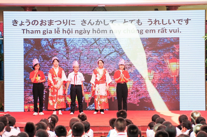 Các đội chơi tự tin giới thiệu đội của mình bằng tiếng Nhật (Ảnh: Lã Tiến) Các đội chơi tự tin giới thiệu đội của mình bằng tiếng Nhật (Ảnh: Lã Tiến)