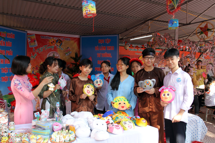 Các đại biểu, học sinh tham quan các gian hàng vui Tết trung thu (Ảnh: Lã Tiến) Các đại biểu, học sinh tham quan các gian hàng vui Tết trung thu (Ảnh: Lã Tiến)