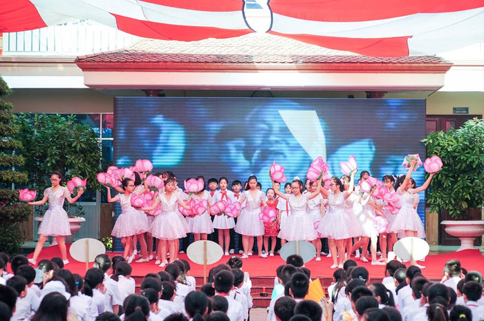 Các tiết mục văn nghệ đặc sắc do học sinh nhà trường biểu diễn (Ảnh: Lã Tiến) Các tiết mục văn nghệ đặc sắc do học sinh nhà trường biểu diễn (Ảnh: Lã Tiến)