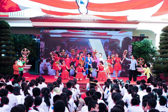Các tiết mục văn nghệ của nhà trường mang đến cho học sinh không khí Tết trung thu vui vẻ, náo nhiệt (Ảnh: Lã Tiến) Các tiết mục văn nghệ của nhà trường mang đến cho học sinh không khí Tết trung thu vui vẻ, náo nhiệt (Ảnh: Lã Tiến)