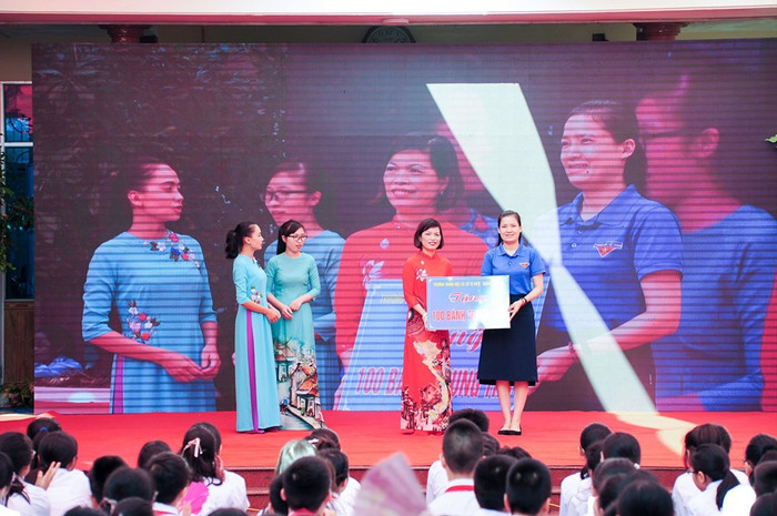 Trường Trung học cơ sở Tô Hiệu đã trao 100 chiếc bánh trung thu tới các em học sinh có hoàn cảnh khó khăn (Ảnh: Lã Tiến) Trường Trung học cơ sở Tô Hiệu đã trao 100 chiếc bánh trung thu tới các em học sinh có hoàn cảnh khó khăn (Ảnh: Lã Tiến)