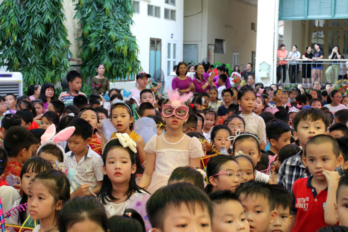 Các em học sinh háo hức chờ đón các tiết mục văn nghệ tại chuyên đề (Ảnh: Lã Tiến) Các em học sinh háo hức chờ đón các tiết mục văn nghệ tại chuyên đề (Ảnh: Lã Tiến)