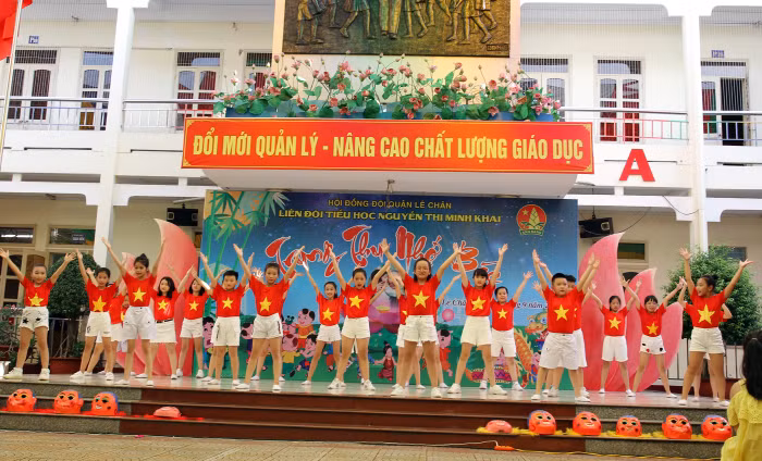 Các tiết mục văn nghệ đặc sắc do học sinh nhà trường biểu diễn (Ảnh: Lã Tiến)