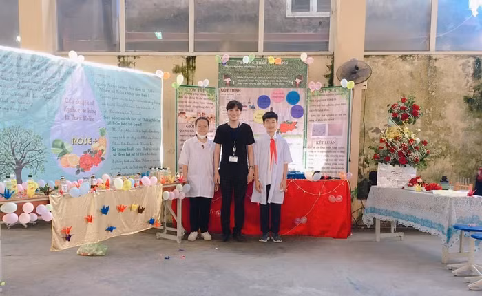 Dù gặp nhiều khó khăn do ảnh hưởng của dịch bệnh nhưng thầy Hiệp vẫn hỗ trợ nhiệt tình bất kể thời gian trên lớp hay ở nhà để giúp học sinh nghiên cứu (ảnh: NVCC) Dù gặp nhiều khó khăn do ảnh hưởng của dịch bệnh nhưng thầy Hiệp vẫn hỗ trợ nhiệt tình bất kể thời gian trên lớp hay ở nhà để giúp học sinh nghiên cứu (ảnh: NVCC)