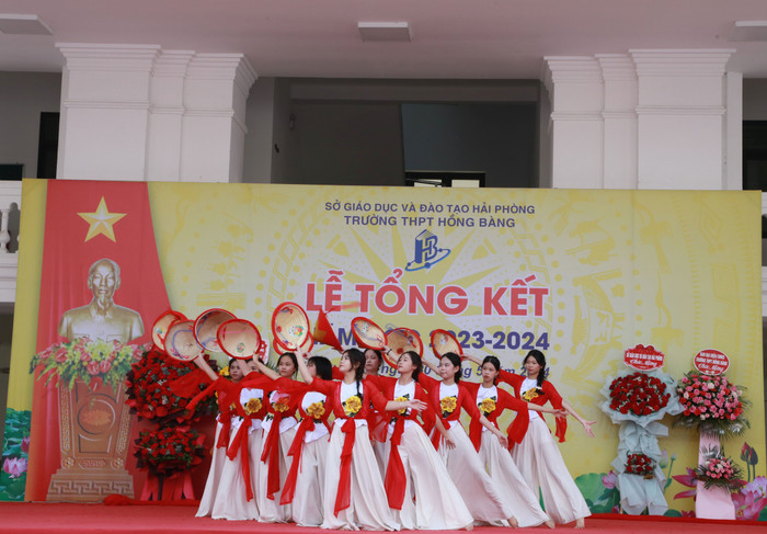 Tiết mục văn nghệ đặc sắc của học sinh nhà trường (Ảnh: LT) GDVN__0779.JPG
