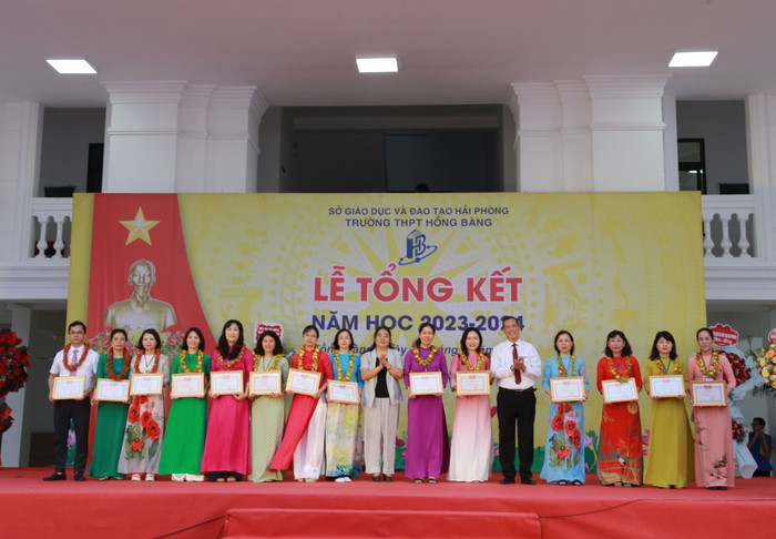Khen thưởng các giáo viên tiêu biểu (Ảnh: LT) GDVN__0836.JPG