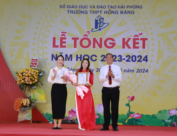 Nhà trường tôn vinh 01 cá nhân tiêu biểu (Ảnh: LT) GDVN__0837.JPG