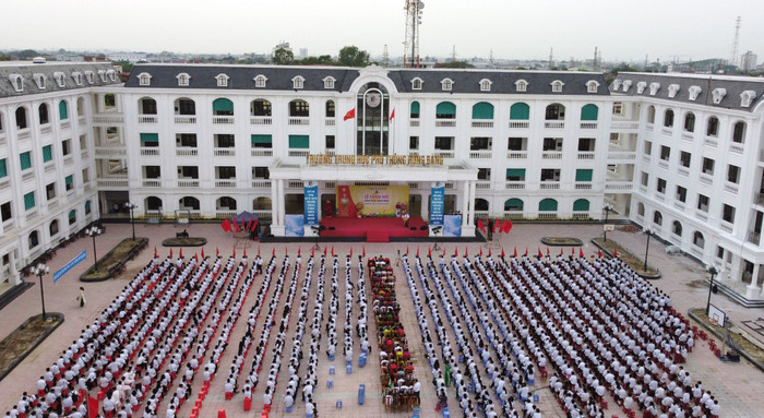 Trường Trung học phổ thông Hồng Bàng được đầu tư xây dựng khang trang, hiện đại, đang trở thành một trong những ngôi trường đẹp nhất thành phố Cảng (Ảnh: LT) GDVN_thpt-bong-bang.jpg