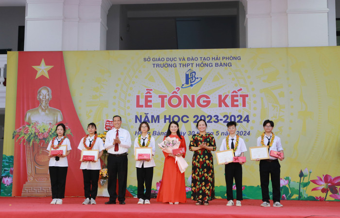 Khen thưởng các giáo viên, học sinh xuất sắc tiêu biểu (Ảnh: LT) GDVN__0829.JPG
