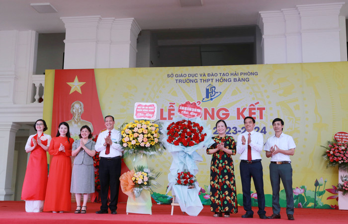 Lãnh đạo Sở Giáo dục và Đào tạo, lãnh đạo quận Hồng Bàng tặng hoa chúc mừng nhà trường (Ảnh: LT) GDVN__0808.JPG