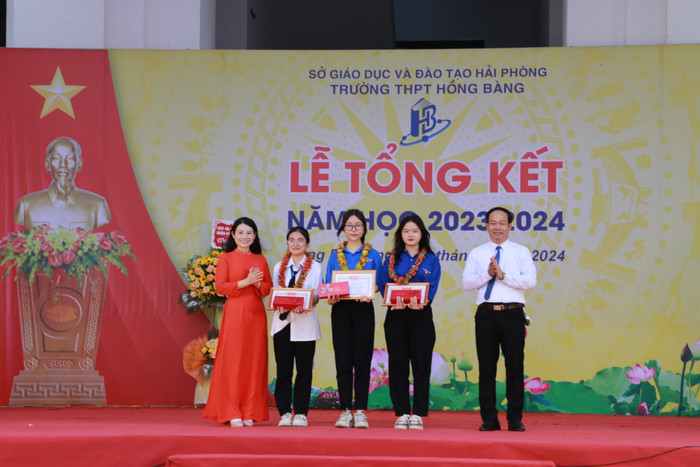 Khen thưởng các em học sinh đạt điểm trung bình 9 môn cao nhất khối (Ảnh: LT) GDVN__0825.JPG