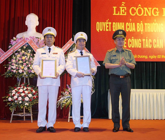 Thượng tướng Nguyễn Văn Thành trao quyết định bổ nhiệm Đại tá Vũ Thanh Chương (ngoài cùng bên trái) giữ chức Giám đốc công an tỉnh Hải Dương. ảnh: Việt Hòa. Thượng tướng Nguyễn Văn Thành trao quyết định bổ nhiệm Đại tá Vũ Thanh Chương (ngoài cùng bên trái) giữ chức Giám đốc công an tỉnh Hải Dương. ảnh: Việt Hòa.