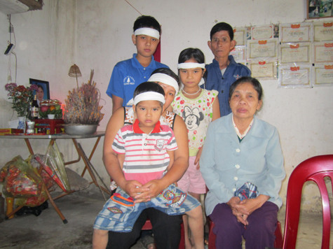 Cả gia đình chưa hết nỗi bàng hoàng về cảnh mất người thân.