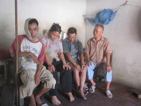 Nhìn con có lớn mà không có khôn, người cha già càng thêm chua xót. Nhìn con có lớn mà không có khôn, người cha già càng thêm chua xót.