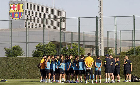 Tito Vilanova trao đổi với BHL cũng như các học trò của mình.