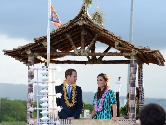 Chỉ đến khi chiếc thuyền đáng yêu đưa cặp đôi thăm quần đảo Soloman thì hoàng tử William mới có thời gian để ngắm nhìn người vợ của mình. Chỉ đến khi chiếc thuyền đáng yêu đưa cặp đôi thăm quần đảo Soloman thì hoàng tử William mới có thời gian để ngắm nhìn người vợ của mình.