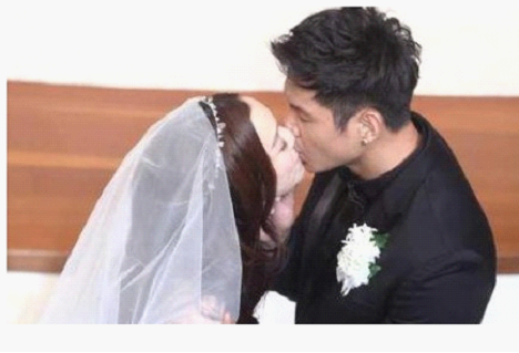 Tình yêu của cặp đôi nữ diễn viên Phạm Vỹ Kỳ và Trần Kiến Châu luôn khiến người khác ngưỡng mộ, từ lúc hai người quen biết nhau, yêu nhau rồi đến khi kết hôn cũng được 10 năm nhưng tình cảm hai người họ dành cho nhau vẫn luôn nồng nàn và mãnh liệt. Trong lễ cưới, khi cả hai có màn “khóa môi” thì mọi người nghĩ sẽ là một nụ hôn ngọt ngào và lãng mạn, không ngờ Trần Kiến Châu và Phạm Vỹ Kỳ lại cuồng nhiệt đến mức khiến bạn bè và quan khách có mặt đều “hết hồn” với nụ hôn “mạnh bạo” đến vậy của cặp đôi. Tình yêu của cặp đôi nữ diễn viên Phạm Vỹ Kỳ và Trần Kiến Châu luôn khiến người khác ngưỡng mộ, từ lúc hai người quen biết nhau, yêu nhau rồi đến khi kết hôn cũng được 10 năm nhưng tình cảm hai người họ dành cho nhau vẫn luôn nồng nàn và mãnh liệt. Trong lễ cưới, khi cả hai có màn “khóa môi” thì mọi người nghĩ sẽ là một nụ hôn ngọt ngào và lãng mạn, không ngờ Trần Kiến Châu và Phạm Vỹ Kỳ lại cuồng nhiệt đến mức khiến bạn bè và quan khách có mặt đều “hết hồn” với nụ hôn “mạnh bạo” đến vậy của cặp đôi.