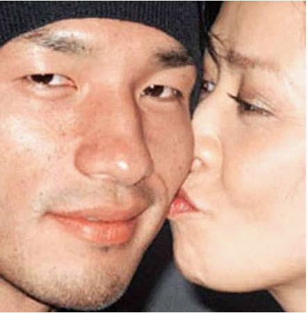 Nữ diễn viên Lưu Gia Linh nổi tiếng là người đẹp đa tình, những scandal tình ái của cô cùng các nghệ sĩ nam khác cũng không ít. Mặc dù đã kết hôn với nam tài tử Lương Triều Vỹ nhưng tính phong tình của Lưu Gia Linh vẫn không hề thay đổi. Nhiều lần người ta bắt gặp người đẹp chủ động có những hành động hơi quá mức với các sao nam, một trong số đó là lần Lưu Gia Linh kề môi sát má với danh thủ bóng đá Nhật Hidetoshi Nakata khiến quan hệ vợ chồng Linh – Vỹ lục đục và fan hâm mộ cũng ghét lây sang Nakata. Nữ diễn viên Lưu Gia Linh nổi tiếng là người đẹp đa tình, những scandal tình ái của cô cùng các nghệ sĩ nam khác cũng không ít. Mặc dù đã kết hôn với nam tài tử Lương Triều Vỹ nhưng tính phong tình của Lưu Gia Linh vẫn không hề thay đổi. Nhiều lần người ta bắt gặp người đẹp chủ động có những hành động hơi quá mức với các sao nam, một trong số đó là lần Lưu Gia Linh kề môi sát má với danh thủ bóng đá Nhật Hidetoshi Nakata khiến quan hệ vợ chồng Linh – Vỹ lục đục và fan hâm mộ cũng ghét lây sang Nakata.