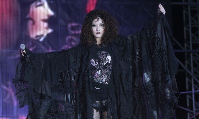 Hôm 19/9, nữ diễn viên Trần Tuệ Lâm, Tạ Đình Phong, La Lan… cùng góp mặt tại bữa tiệc Halloween ở công viên của Hồng Kông. Đêm đó, Tạ Đình Phong trong bộ âu phục tôn lên vẻ điển trai của anh trong khi Trần Tuệ Lâm là nhân vật chính đã phải mất 6 tiếng đồng hồ để hóa trang thành một nữ yêu, nhưng khi xuất hiện thì cô làm mọi người có mặt đều bí xị vì bà mẹ 2 con hóa trang quá tệ. Hôm 19/9, nữ diễn viên Trần Tuệ Lâm, Tạ Đình Phong, La Lan… cùng góp mặt tại bữa tiệc Halloween ở công viên của Hồng Kông. Đêm đó, Tạ Đình Phong trong bộ âu phục tôn lên vẻ điển trai của anh trong khi Trần Tuệ Lâm là nhân vật chính đã phải mất 6 tiếng đồng hồ để hóa trang thành một nữ yêu, nhưng khi xuất hiện thì cô làm mọi người có mặt đều bí xị vì bà mẹ 2 con hóa trang quá tệ.