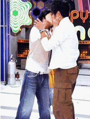 Cô nàng Ella của nhóm S.H.E vốn tính cách mạnh mẽ như một chàng trai nên những mối quan hệ của cô nàng với các đồng nghiệp nam cũng khá thân thiết. Trong một sự kiện Ella cùng tham gia với nam diễn viên Quách Nhan Quân và anh đã bị Ella bày tỏ tình cảm một cách thái quá nhưng Quách Nhan Quân cũng không hề phản đối mà nhiệt liệt hưởng ứng. Cô nàng Ella của nhóm S.H.E vốn tính cách mạnh mẽ như một chàng trai nên những mối quan hệ của cô nàng với các đồng nghiệp nam cũng khá thân thiết. Trong một sự kiện Ella cùng tham gia với nam diễn viên Quách Nhan Quân và anh đã bị Ella bày tỏ tình cảm một cách thái quá nhưng Quách Nhan Quân cũng không hề phản đối mà nhiệt liệt hưởng ứng.