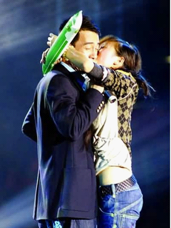 Nam ca sĩ Trần Tiểu Xuân tuy không phải là một anh chàng đẹp trai nhưng nhiều cô gái cũng sẵn sàng “chết dưới tay anh”. Tại mỗi đêm biểu diễn, Trần Tiểu Xuân nhận được không ít những nụ hôn từ phía khán giả nữ. Mới đầu, nam ca sĩ xứ cảng thơm tỏ ra hưng phấn và thích thú nhưng về sau thì chỉ biết đứng ngây cho các fan cuồng nhiệt bày tỏ tình cảm mến mộ. Nam ca sĩ Trần Tiểu Xuân tuy không phải là một anh chàng đẹp trai nhưng nhiều cô gái cũng sẵn sàng “chết dưới tay anh”. Tại mỗi đêm biểu diễn, Trần Tiểu Xuân nhận được không ít những nụ hôn từ phía khán giả nữ. Mới đầu, nam ca sĩ xứ cảng thơm tỏ ra hưng phấn và thích thú nhưng về sau thì chỉ biết đứng ngây cho các fan cuồng nhiệt bày tỏ tình cảm mến mộ.