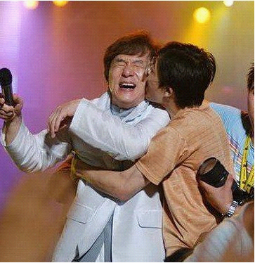 Vua hài kungfu Thành Long vốn là người có quan hệ rộng rãi và thân thiết với rất nhiều các nghệ sĩ giải trí Hoa ngữ. Trong mắt giới trẻ, Thành Long là một nghệ sĩ vô cùng được mến mộ vì vậy mà anh thường hay nhận được những nụ “cưỡng hôn” như thế này từ người hâm mộ. Vốn dĩ Thành Long cũng dễ gần nên không ít người thường bày tỏ tình cảm như vậy với anh. Vua hài kungfu Thành Long vốn là người có quan hệ rộng rãi và thân thiết với rất nhiều các nghệ sĩ giải trí Hoa ngữ. Trong mắt giới trẻ, Thành Long là một nghệ sĩ vô cùng được mến mộ vì vậy mà anh thường hay nhận được những nụ “cưỡng hôn” như thế này từ người hâm mộ. Vốn dĩ Thành Long cũng dễ gần nên không ít người thường bày tỏ tình cảm như vậy với anh.