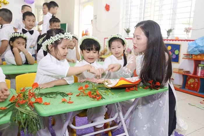 Cô giáo Trần Hải Ngọc trong tiết dạy âm nhạc cho học sinh. (Ảnh: CTV)