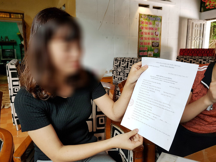 Chị Đ.T.M (giáo viên ở huyện Kim Thành, Hải Dương) với bản hợp đồng lao động trên tay, đang lo lắng về tương lai của mình. (Ảnh: Lã Tiến) Chị Đ.T.M (giáo viên ở huyện Kim Thành, Hải Dương) với bản hợp đồng lao động trên tay, đang lo lắng về tương lai của mình. (Ảnh: Lã Tiến)