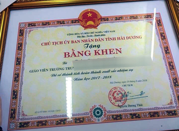 Chị T.B.H (giáo viên ở huyện Thanh Hà, Hải Dương) cất bằng khen vào tủ để xin việc khác. (Ảnh: Lã Tiến) Chị T.B.H (giáo viên ở huyện Thanh Hà, Hải Dương) cất bằng khen vào tủ để xin việc khác. (Ảnh: Lã Tiến)