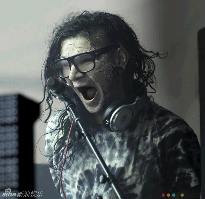 Nam ca sĩ nhạc điện tử kiêm nhạc sĩ người Mỹ Skrillex, bạn trai của ca sĩ người Anh Elena Goulding. Nam ca sĩ nhạc điện tử kiêm nhạc sĩ người Mỹ Skrillex, bạn trai của ca sĩ người Anh Elena Goulding.