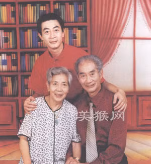 Chụp cùng bậc sinh thành.