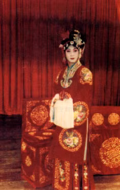 Lục Tiểu Linh Đồng vào vai diễn viên kinh kịch Nhan Thế Khôi trong phim “Dưới mái hiên Đại Thượng Hải”.