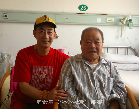 Ngày 22/7/2011, Lục Tiểu Linh Đồng gặp nam diễn viên Thiết Ngưu, người từng thể hiện nhân vật Phật Di Lặc tại một bệnh viện ở Thượng Hải. Ngày 22/7/2011, Lục Tiểu Linh Đồng gặp nam diễn viên Thiết Ngưu, người từng thể hiện nhân vật Phật Di Lặc tại một bệnh viện ở Thượng Hải.