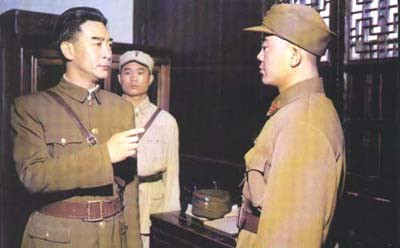 Lục Tiểu Linh Đồng tạo hình Chu Ân Lai phim “1939 – Ân Lai trở lại quê hương”. Lục Tiểu Linh Đồng tạo hình Chu Ân Lai phim “1939 – Ân Lai trở lại quê hương”.