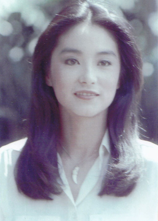 Bức hình được chụp trong khung cảnh ánh nắng chiều phai, không lâu trước khi Lâm Thanh Hà tạm biệt làng giải trí. Vẻ đẹp và thần thái của cô làm bừng sáng cả bức ảnh. Xem thêm: Thư Kỳ hóa "Nàng tiên cá" hớp hồn các đấng mày râu.