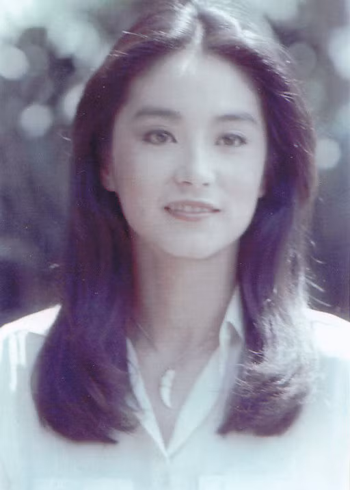 Bức hình được chụp trong khung cảnh ánh nắng chiều phai, không lâu trước khi Lâm Thanh Hà tạm biệt làng giải trí. Vẻ đẹp và thần thái của cô làm bừng sáng cả bức ảnh. Xem thêm: Thư Kỳ hóa "Nàng tiên cá" hớp hồn các đấng mày râu.