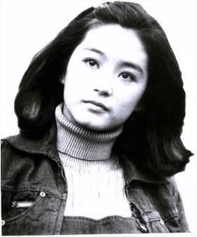 Sắc nước, hương trời, dường như Lâm Thanh Hà có mặc áo nông dân, chân tay lấm lem cũng vẫn đẹp. Xem thêm: Thư Kỳ hóa "Nàng tiên cá" hớp hồn các đấng mày râu.