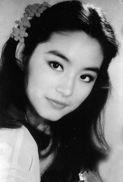 Vẻ ngọt ngào, đằm thắm, sức lôi cuốn "chết người" của Lâm Thanh Hà đã gây nên những tin đồn tình ái chấn động làng giải trí Hoa ngữ lúc bấy giờ. Cô có mối tình đẹp nhưng cay đắng với nam tài tử Tần Hán- người đàn ông đã có gia đình. Sau đó, tài tử Tần Tường Lâm vì cô mà điêu đứng suốt một thời gian dài. Xem thêm: Thư Kỳ hóa "Nàng tiên cá" hớp hồn các đấng mày râu.