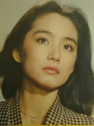 Nét mơ mộng mê hoặc in đậm trong từng cái ngước mắt, từng sự chuyển động nhẹ nhàng của đôi hàng mi rợp bóng. Xem thêm: Thư Kỳ hóa "Nàng tiên cá" hớp hồn các đấng mày râu.