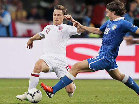 Montolivo thông thạo tiếng Đức nên không cần tới phiên dịch khi một phóng viên Đức hỏi anh trong buổi họp báo hôm 27/6. Montolivo chia sẻ, mẹ anh dù là người Đức nhưng bà '60% cổ vũ cho Đức còn 40% cổ vũ cho Italy'. Montolivo thông thạo tiếng Đức nên không cần tới phiên dịch khi một phóng viên Đức hỏi anh trong buổi họp báo hôm 27/6. Montolivo chia sẻ, mẹ anh dù là người Đức nhưng bà '60% cổ vũ cho Đức còn 40% cổ vũ cho Italy'.