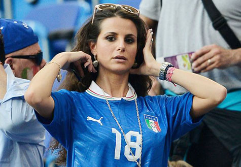 Ở Italy, Montolivo còn được biết đến khi có cô bạn gái xinh đẹp nhất nhì trong giới WAGs xứ mỳ ống, người mẫu Cristina de Pin. Tại Euro lần này, Cristina cũng sang Ba Lan cổ vũ cho Montolivo. Ở Italy, Montolivo còn được biết đến khi có cô bạn gái xinh đẹp nhất nhì trong giới WAGs xứ mỳ ống, người mẫu Cristina de Pin. Tại Euro lần này, Cristina cũng sang Ba Lan cổ vũ cho Montolivo.