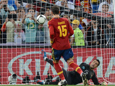 Ramos chọn phương án khó nhất để thực hiện quả sút cân não. Ảnh: AFP.