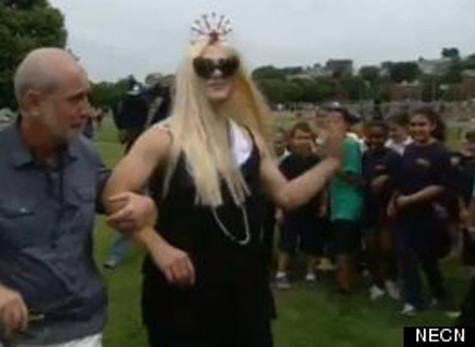 Ngài hiệu trưởng đóng giả Lady Gaga Ngài hiệu trưởng đóng giả Lady Gaga
