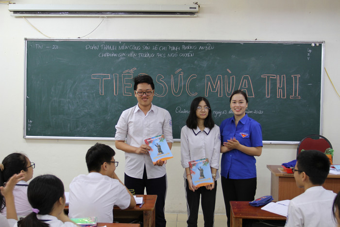 Chi đoàn giáo viên Trường Trung học cơ sở Ngô Quyền tặng quà cho học sinh có hoàn cảnh khó khăn (Ảnh: Lã Tiến) Chi đoàn giáo viên Trường Trung học cơ sở Ngô Quyền tặng quà cho học sinh có hoàn cảnh khó khăn (Ảnh: Lã Tiến)