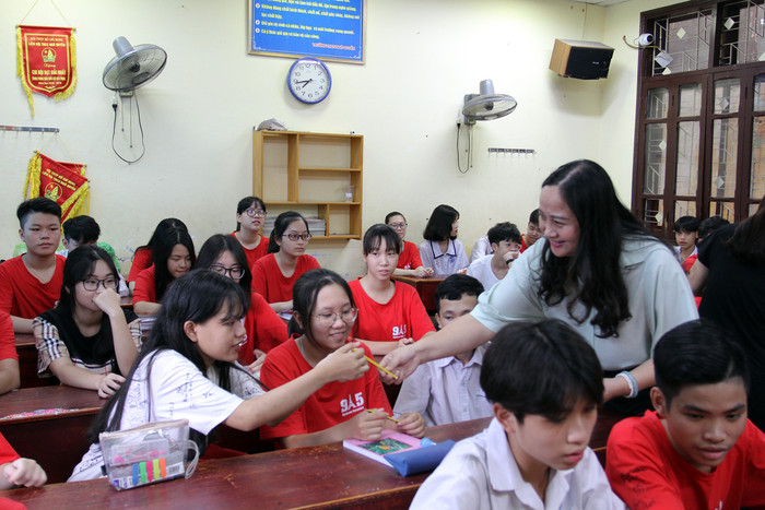 Hiệu trưởng Trường Trung học cơ sở Ngô Quyền tặng mỗi học sinh một chiếc bút chì để làm bài thi môn tiếng Anh (Ảnh: Lã Tiến) Hiệu trưởng Trường Trung học cơ sở Ngô Quyền tặng mỗi học sinh một chiếc bút chì để làm bài thi môn tiếng Anh (Ảnh: Lã Tiến)