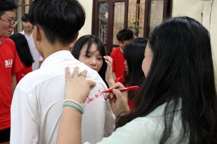 Cô giáo Nguyễn Thị Thu Hương luôn quan tâm động viên và dành nhiều tình cảm cho học sinh (Ảnh: Lã Tiến) Cô giáo Nguyễn Thị Thu Hương luôn quan tâm động viên và dành nhiều tình cảm cho học sinh (Ảnh: Lã Tiến)