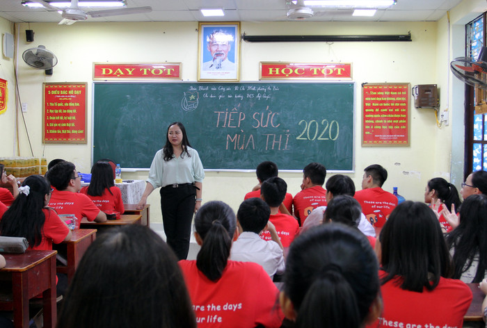 Buổi học cuối cùng, Hiệu trưởng Trường Trung học cơ sở Ngô Quyền dặn dò các em bình tĩnh, tự tin trước kỳ thi (Ảnh: Lã Tiến) Buổi học cuối cùng, Hiệu trưởng Trường Trung học cơ sở Ngô Quyền dặn dò các em bình tĩnh, tự tin trước kỳ thi (Ảnh: Lã Tiến)